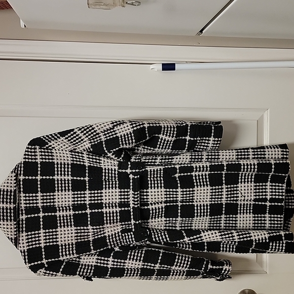 Black and cream plaid button up with belt  no rips or tears size large tag - Picture 4 of 7